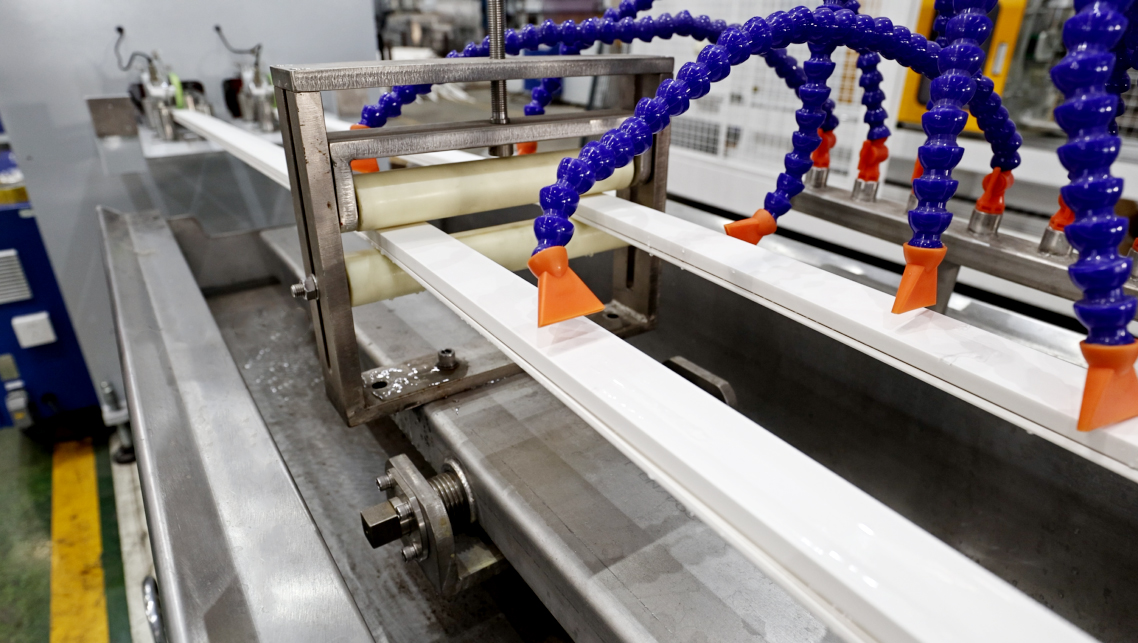 فيديو: PVC Trunking High Speed Extrusion Line مع التعبئة عبر الإنترنت 